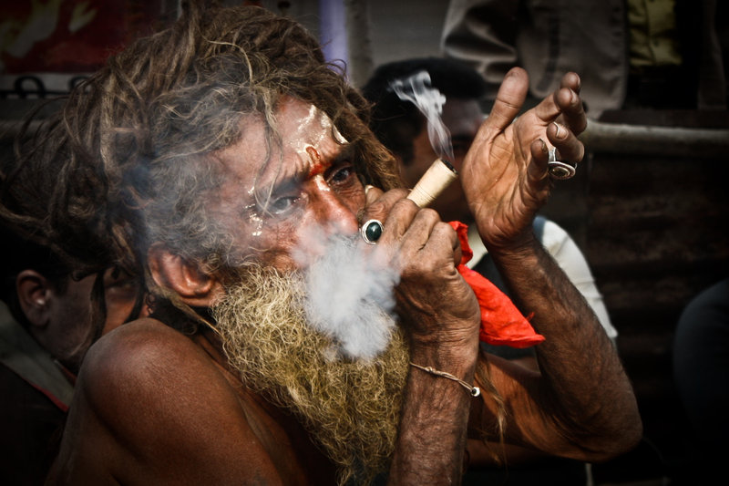 Sadhu fumando en chillum