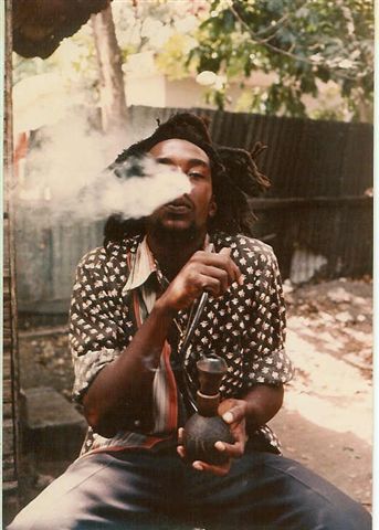 Rastafari fumando en Chalice