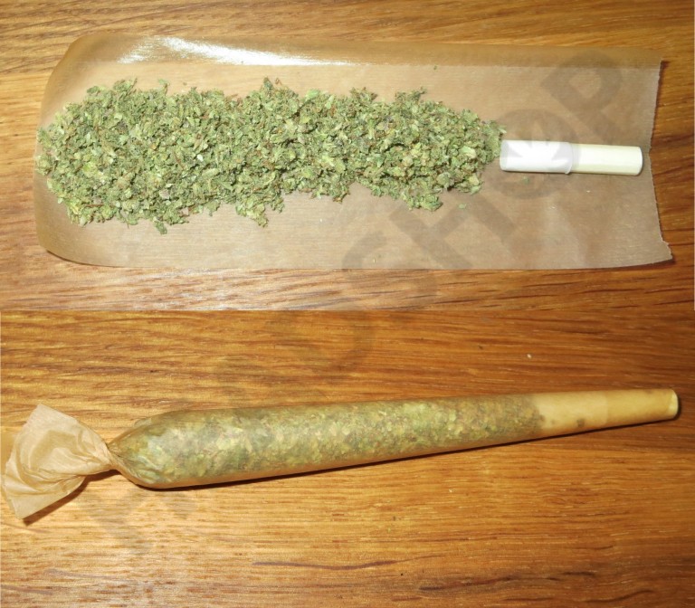 Canuto de cannabis hecho con papel Greengo (rollo slim)